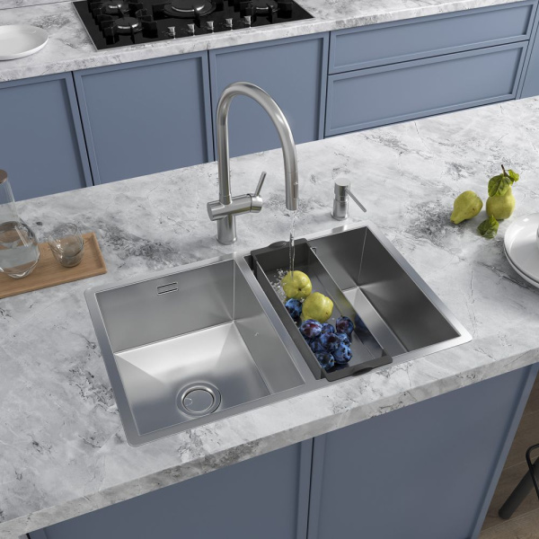 Смеситель Reflexion Lago RX9904SS для кухни с вытяжным изливом, полированная сталь