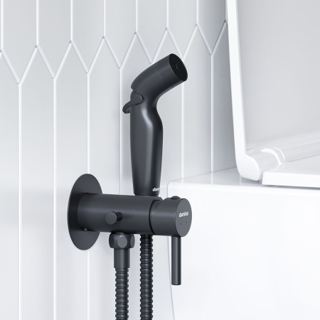 211000300 Option Смеситель Damixa, монтируемый в стену, с гигиеническим душем и крючком, черный