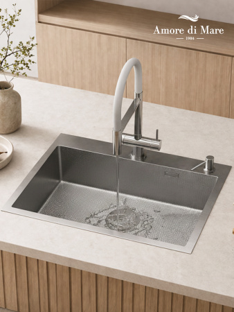 Мойка для кухни из нержавеющей стали Amore di Mare Favo Pelle FP7048S-1, 700х480х220 мм: мойка, дозатор, сифон. Цвет: сатин.