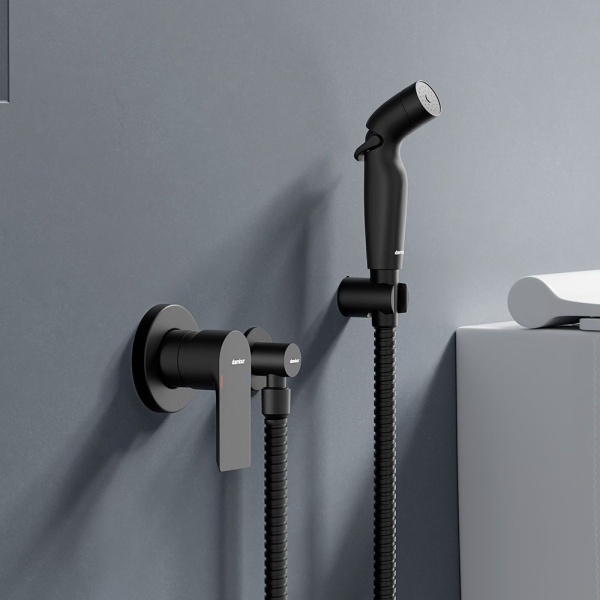 477510300 Apollo Смеситель Damixa монтируемый в стену с гигиеническим душем, черный