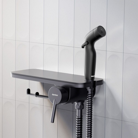 773500301 Jupiter Смеситель Damixa монтируемый в стену с гигиеническим душем и полкой, черный
