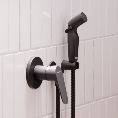 777510300 Jupiter Смеситель Damixa монтируемый в стену с гигиеническим душем, черный