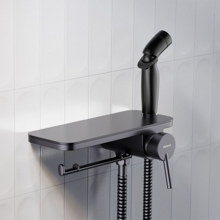 773500301 Jupiter Смеситель Damixa монтируемый в стену с гигиеническим душем и полкой, черный