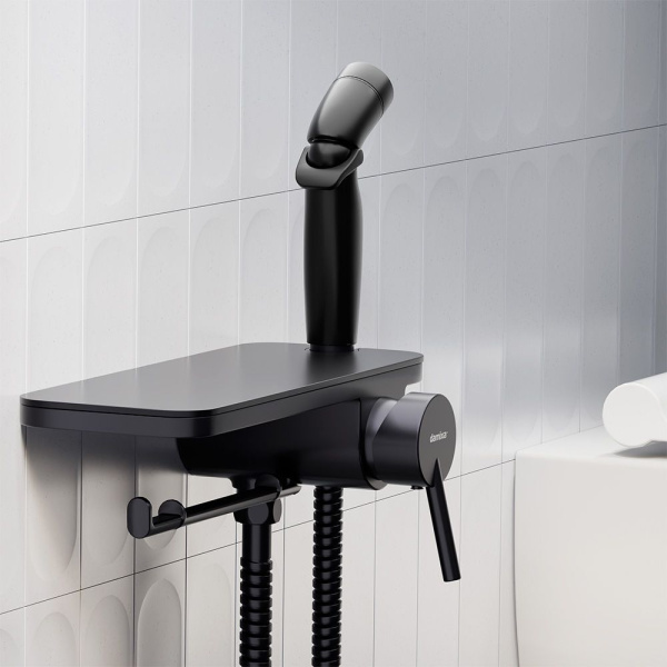 773500301 Jupiter Смеситель Damixa монтируемый в стену с гигиеническим душем и полкой, черный
