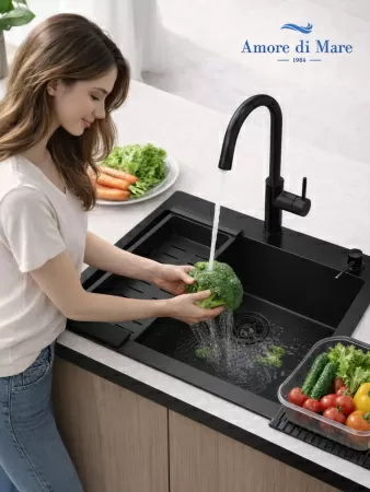 Мойка для кухни из нержавеющей стали Amore di Mare Favo Pelle FP6548B-2, 650х480х220 мм: мойка, корзина, дозатор, сифон. Цвет: черный.