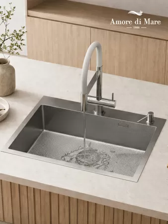 Мойка для кухни из нержавеющей стали Amore di Mare Favo Pelle FP7048S-1, 700х480х220 мм: мойка, дозатор, сифон. Цвет: сатин.